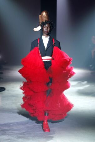 6/31 | Noir Kei Ninomiya Spring 2025 | Photo: NOWFASHION.com Noir Kei Ninomiya Spring 2025 | Photo: NOWFASHION.com