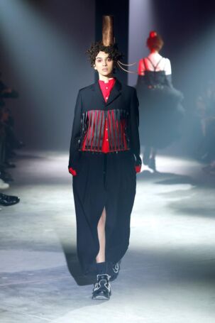 8/31 | Noir Kei Ninomiya Spring 2025 | Photo: NOWFASHION.com Noir Kei Ninomiya Spring 2025 | Photo: NOWFASHION.com
