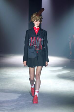9/31 | Noir Kei Ninomiya Spring 2025 | Photo: NOWFASHION.com Noir Kei Ninomiya Spring 2025 | Photo: NOWFASHION.com