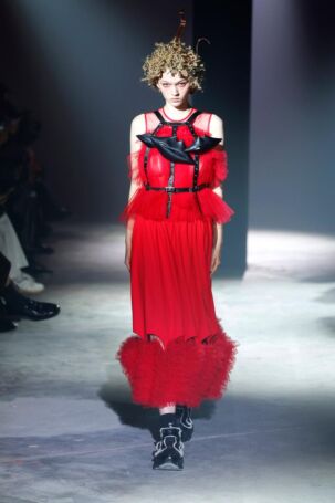 12/31 | Noir Kei Ninomiya Spring 2025 | Photo: NOWFASHION.com Noir Kei Ninomiya Spring 2025 | Photo: NOWFASHION.com