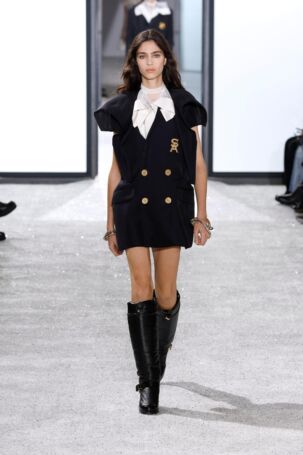 1/43 | Sacai Spring 2025 | Photo: NOWFASHION.com Sacai Spring 2025 | Photo: NOWFASHION.com
