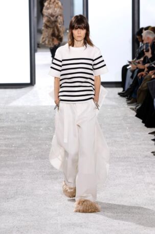 7/43 | Sacai Spring 2025 | Photo: NOWFASHION.com Sacai Spring 2025 | Photo: NOWFASHION.com