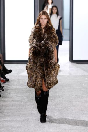 8/43 | Sacai Spring 2025 | Photo: NOWFASHION.com Sacai Spring 2025 | Photo: NOWFASHION.com