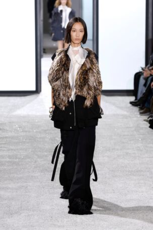 10/43 | Sacai Spring 2025 | Photo: NOWFASHION.com Sacai Spring 2025 | Photo: NOWFASHION.com