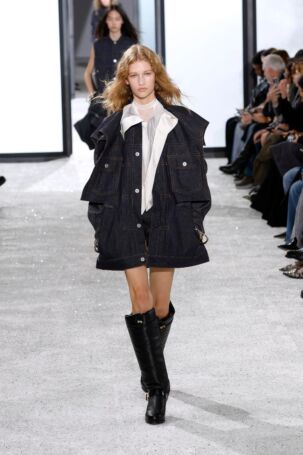 11/43 | Sacai Spring 2025 | Photo: NOWFASHION.com Sacai Spring 2025 | Photo: NOWFASHION.com