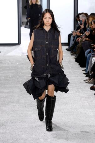 12/43 | Sacai Spring 2025 | Photo: NOWFASHION.com Sacai Spring 2025 | Photo: NOWFASHION.com