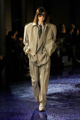 1/50 | Saint Laurent Spring 2025 | Photo: NOWFASHION.com Saint Laurent Spring 2025 | Photo: NOWFASHION.com