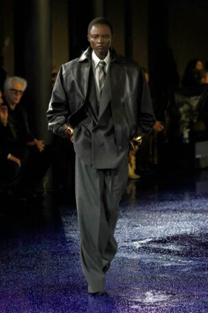 2/50 | Saint Laurent Spring 2025 | Photo: NOWFASHION.com Saint Laurent Spring 2025 | Photo: NOWFASHION.com