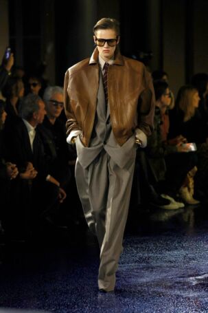 4/50 | Saint Laurent Spring 2025 | Photo: NOWFASHION.com Saint Laurent Spring 2025 | Photo: NOWFASHION.com