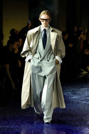 6/50 | Saint Laurent Spring 2025 | Photo: NOWFASHION.com Saint Laurent Spring 2025 | Photo: NOWFASHION.com