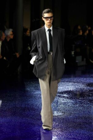 7/50 | Saint Laurent Spring 2025 | Photo: NOWFASHION.com Saint Laurent Spring 2025 | Photo: NOWFASHION.com