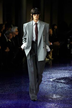 8/50 | Saint Laurent Spring 2025 | Photo: NOWFASHION.com Saint Laurent Spring 2025 | Photo: NOWFASHION.com