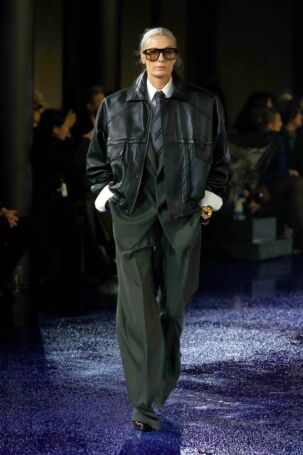 10/50 | Saint Laurent Spring 2025 | Photo: NOWFASHION.com Saint Laurent Spring 2025 | Photo: NOWFASHION.com