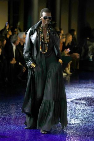 11/50 | Saint Laurent Spring 2025 | Photo: NOWFASHION.com Saint Laurent Spring 2025 | Photo: NOWFASHION.com