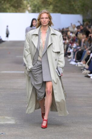 1/55 | Stella McCartney Spring 2025 | Photo: NOWFASHION.com Stella McCartney Spring 2025 | Photo: NOWFASHION.com