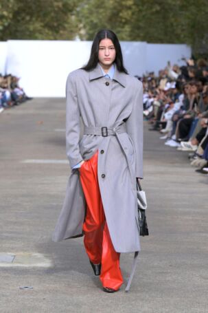 2/55 | Stella McCartney Spring 2025 | Photo: NOWFASHION.com Stella McCartney Spring 2025 | Photo: NOWFASHION.com