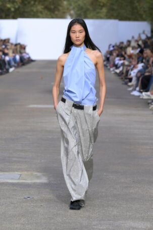 3/55 | Stella McCartney Spring 2025 | Photo: NOWFASHION.com Stella McCartney Spring 2025 | Photo: NOWFASHION.com