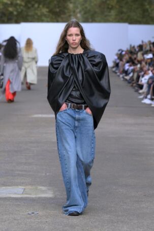 4/55 | Stella McCartney Spring 2025 | Photo: NOWFASHION.com Stella McCartney Spring 2025 | Photo: NOWFASHION.com