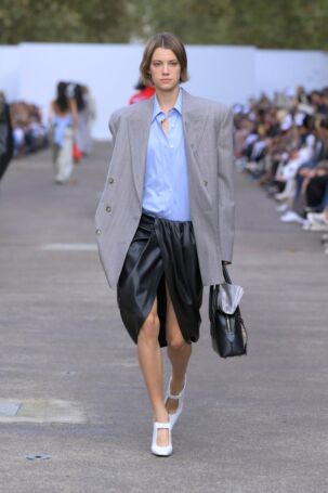 5/55 | Stella McCartney Spring 2025 | Photo: NOWFASHION.com Stella McCartney Spring 2025 | Photo: NOWFASHION.com