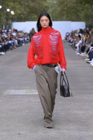6/55 | Stella McCartney Spring 2025 | Photo: NOWFASHION.com Stella McCartney Spring 2025 | Photo: NOWFASHION.com