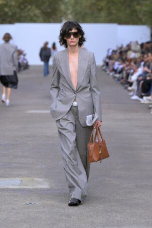 7/55 | Stella McCartney Spring 2025 | Photo: NOWFASHION.com Stella McCartney Spring 2025 | Photo: NOWFASHION.com