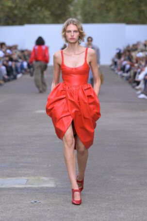 8/55 | Stella McCartney Spring 2025 | Photo: NOWFASHION.com Stella McCartney Spring 2025 | Photo: NOWFASHION.com