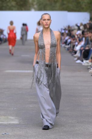 10/55 | Stella McCartney Spring 2025 | Photo: NOWFASHION.com Stella McCartney Spring 2025 | Photo: NOWFASHION.com