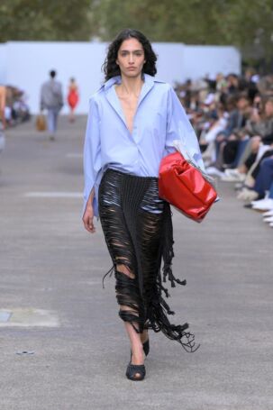 12/55 | Stella McCartney Spring 2025 | Photo: NOWFASHION.com Stella McCartney Spring 2025 | Photo: NOWFASHION.com