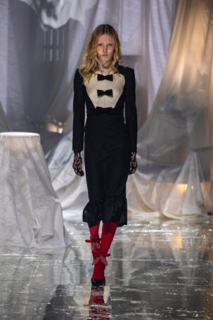 1/86 | Valentino Spring 2025 | Photo: NOWFASHION.com Valentino Spring 2025 | Photo: NOWFASHION.com