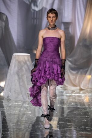 2/86 | Valentino Spring 2025 | Photo: NOWFASHION.com Valentino Spring 2025 | Photo: NOWFASHION.com