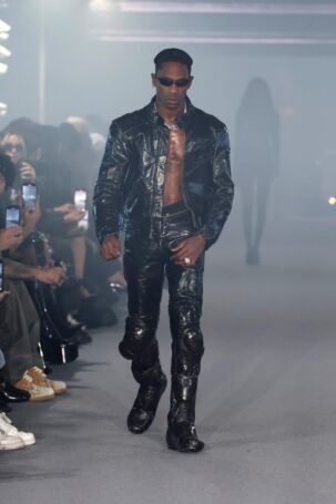 1/60 | Vetements Spring 2025 | Photo: NOWFASHION.com Vetements Spring 2025 | Photo: NOWFASHION.com