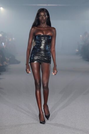 2/60 | Vetements Spring 2025 | Photo: NOWFASHION.com Vetements Spring 2025 | Photo: NOWFASHION.com