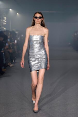 4/60 | Vetements Spring 2025 | Photo: NOWFASHION.com Vetements Spring 2025 | Photo: NOWFASHION.com