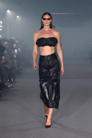 5/60 | Vetements Spring 2025 | Photo: NOWFASHION.com Vetements Spring 2025 | Photo: NOWFASHION.com