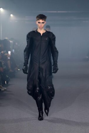 6/60 | Vetements Spring 2025 | Photo: NOWFASHION.com Vetements Spring 2025 | Photo: NOWFASHION.com