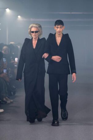 7/60 | Vetements Spring 2025 | Photo: NOWFASHION.com Vetements Spring 2025 | Photo: NOWFASHION.com