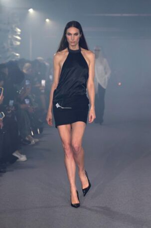8/60 | Vetements Spring 2025 | Photo: NOWFASHION.com Vetements Spring 2025 | Photo: NOWFASHION.com