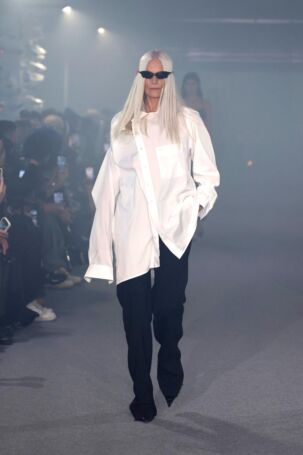9/60 | Vetements Spring 2025 | Photo: NOWFASHION.com Vetements Spring 2025 | Photo: NOWFASHION.com