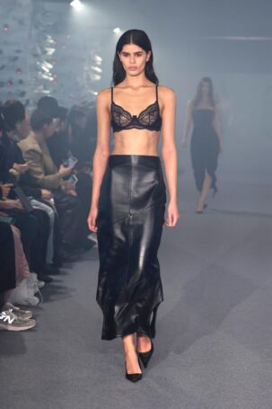 10/60 | Vetements Spring 2025 | Photo: NOWFASHION.com Vetements Spring 2025 | Photo: NOWFASHION.com