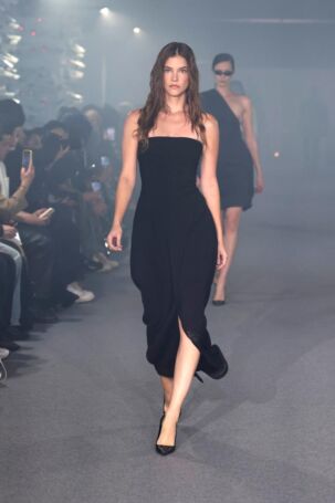 11/60 | Vetements Spring 2025 | Photo: NOWFASHION.com Vetements Spring 2025 | Photo: NOWFASHION.com