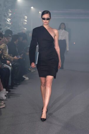 12/60 | Vetements Spring 2025 | Photo: NOWFASHION.com Vetements Spring 2025 | Photo: NOWFASHION.com