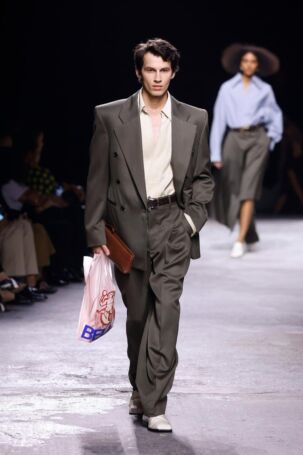 3/74 | Bottega Veneta Spring 2025 | Photo: NOWFASHION.com Bottega Veneta Spring 2025 | Photo: NOWFASHION.com