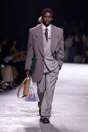 5/74 | Bottega Veneta Spring 2025 | Photo: NOWFASHION.com Bottega Veneta Spring 2025 | Photo: NOWFASHION.com