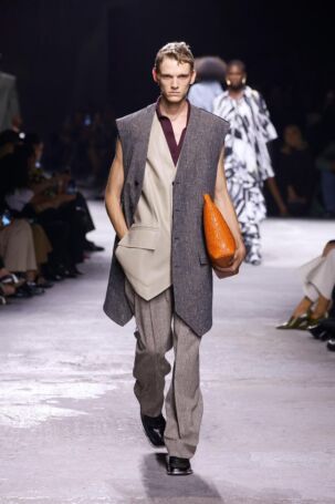 8/74 | Bottega Veneta Spring 2025 | Photo: NOWFASHION.com Bottega Veneta Spring 2025 | Photo: NOWFASHION.com