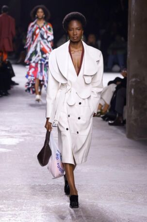 11/74 | Bottega Veneta Spring 2025 | Photo: NOWFASHION.com Bottega Veneta Spring 2025 | Photo: NOWFASHION.com