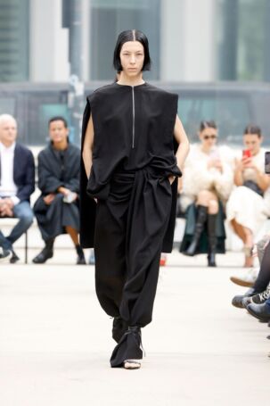 3/29 | Calcaterra Spring 2025 | Photo: NOWFASHION.com Calcaterra Spring 2025 | Photo: NOWFASHION.com