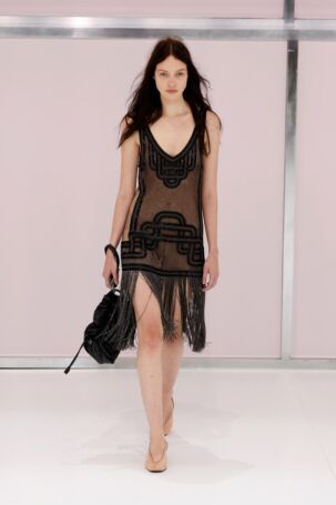 2/44 | Fendi Spring 2025 | Photo: NOWFASHION.com Fendi Spring 2025 | Photo: NOWFASHION.com