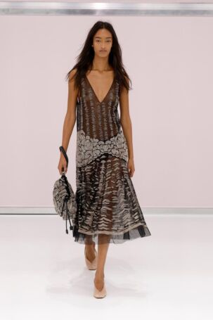 3/44 | Fendi Spring 2025 | Photo: NOWFASHION.com Fendi Spring 2025 | Photo: NOWFASHION.com