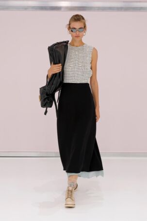 7/44 | Fendi Spring 2025 | Photo: NOWFASHION.com Fendi Spring 2025 | Photo: NOWFASHION.com