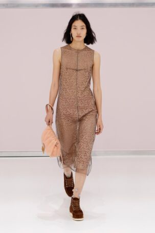 9/44 | Fendi Spring 2025 | Photo: NOWFASHION.com Fendi Spring 2025 | Photo: NOWFASHION.com